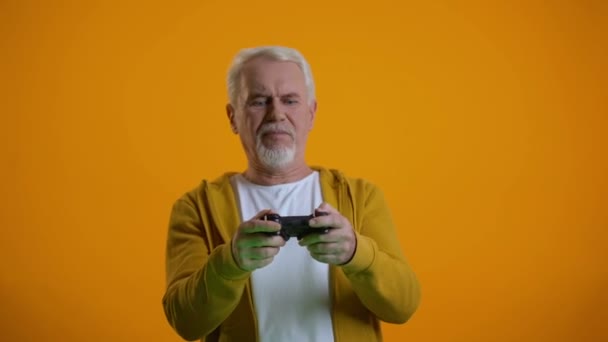 Joystick videooyunu oynayan duygusal üst düzey adam, yuvarlak sonuç ile üzgün — Stok video
