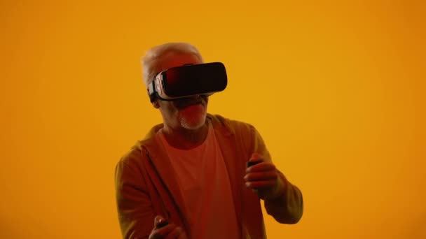 Старший человек в виртуальной реальности, играющий в видеоигры, хобби и досуг — стоковое видео