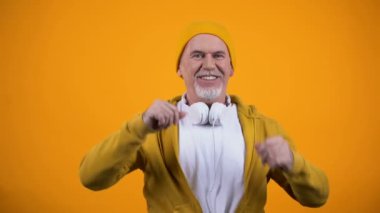 Kulaklık komik dedesi ve rahat giysiler müzik dans, mutlu dj