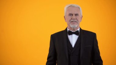 Neşeli yaşlı erkek dolar hey jest, başarılı yatırım gösteren