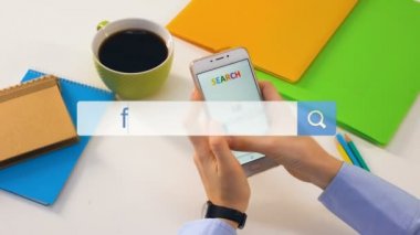 Kadın kullanıcı tarafından akıllı telefon arama çubuğunda istenen dosyalar yedekleme, bulut depolama
