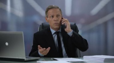 Takım elbiseli kızgın patron işçi başarısız sözleşme ile memnun cep telefonu çığlık