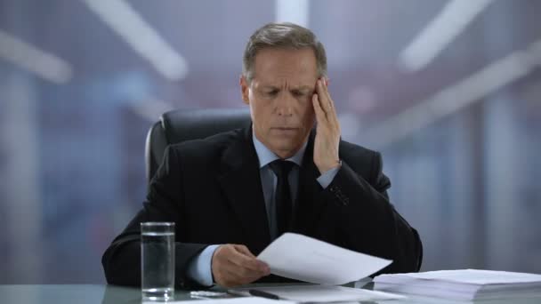Cansado pessoa de negócios sofrendo enxaqueca leitura documento tomando dor analgésica — Vídeo de Stock