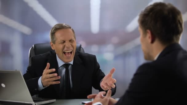 Freundliche männliche Chefs und Mitarbeiter lachen und schütteln Hände während des Gesprächs — Stockvideo