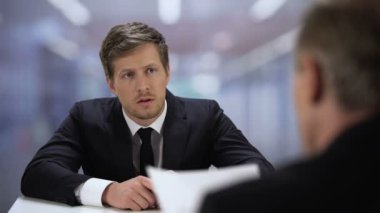 Patron genç girişimci, işten çıkarma sunulan iş planı atma