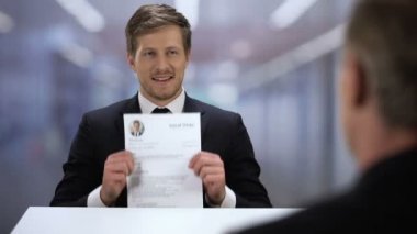 Mülakatta şirket Ceo'suna Özgeçmiş ibraz eden ilham verici erkek başvuru sahibi, iş başvurusu