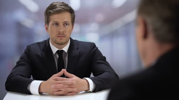 Candidato de emprego satisfeito tendo resultado positivo teste, tremendo chefe mão emprego — Vídeo de Stock