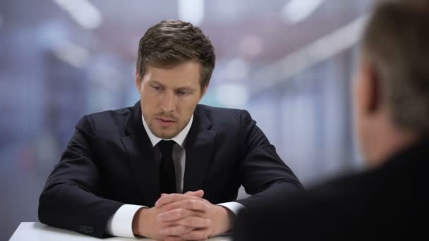 Responsabile HR aziendale che guarda attraverso il curriculum del giovane, fallimento del colloquio di lavoro — Video Stock