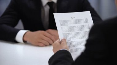 Kızgın patron çalışan raporu atma ve onu kovma, iş görev başarısızlık, kariyer