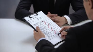 İk yöneticisi iş görüşmesi formunda veri doldurma, işe almadan önce aday test