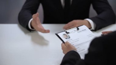 İşe alma yöneticisi iş görüşmesi sırasında özgeçmişte başvuru sahibinin adını işaretleme, başarı