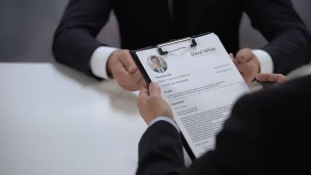 HR manager crossing job applicant name out resume during interview, failure — Stock Video