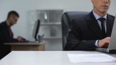 Sekreter patrona kahve getiriyor, işyerinde cinsel tacizi reddediyor