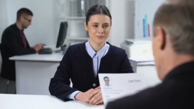 Şirket Ceo'su kadın aday özgeçmişi ile bakıyor, el sıkışma, işe