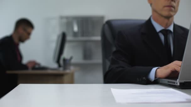 Company boss looking at secretary bringing him cup of coffee, office romance — Stock Video