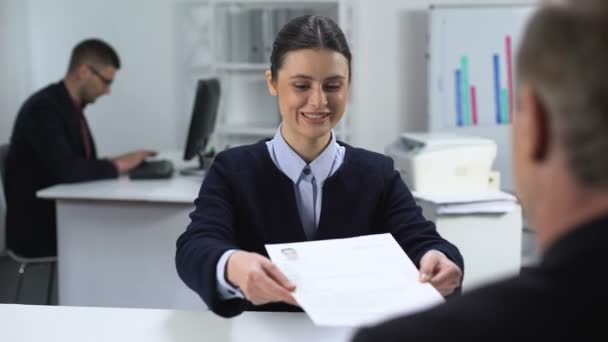 Giovane donna ispirata che presenta curriculum vitae al futuro capo, colloquio di lavoro — Video Stock