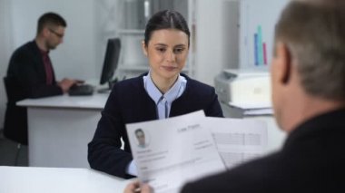 Kadın iş adayı sinirli İk yöneticisi özgeçmiş bakarak bekliyor