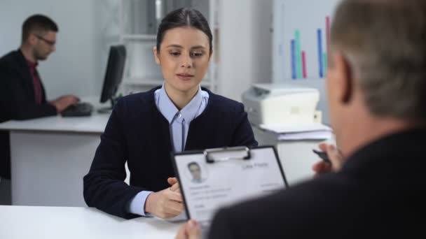 Wervingsmanager markering hervatten van niet-vertrouwde vrouwelijke kandidaat, inhuren op het werk — Stockvideo