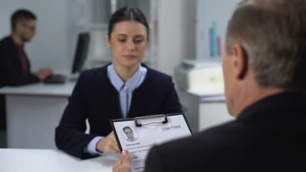 Arbetsgivaren passerar ut kvinnliga sökandes namn i CV under intervjun, underlåtenhet — Stockvideo