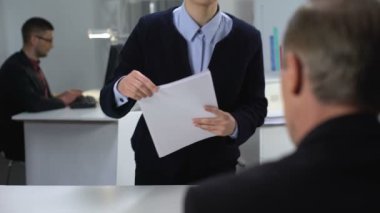 Şirket Genel Müdürü'ne yıllık rapor sunan ciddi kadın yönetici, analitik