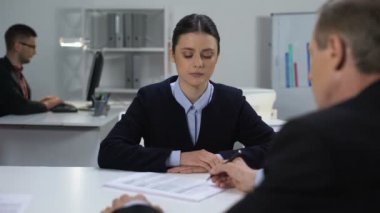 Patron gülümseyen kadın yönetici, iyi iş sonucu, iş süreci için belgeleri imzalayarak