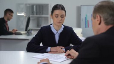 Şirket Ceo'su belgeleri imzalama ve kadın ortakların el sıkışması, işbirliği