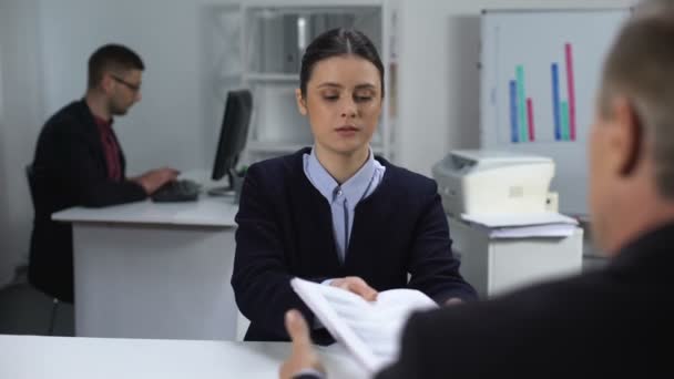 Femme mangeoire présentant un rapport au patron, recherche marketing, analyse de données — Video