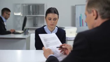 Patron rapor üzerinden bakıyor, kadın yönetici bağırıyor, başarısız iş görevi