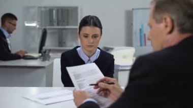 Kızgın patron kederli kadın yöneticisi üzerine bağırarak belgelerde hata yaptı