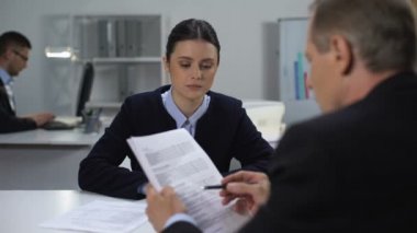 Sinir patronu kadın çalışan, yıllık raporda hata, kötü iş bağırıyor