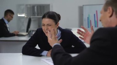 Genç kadın yönetici samimiyetle patron şakalar, promosyon arzusu gülerek