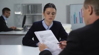 Patron yıllık raporda verileri kontrol, hata düzeltmek için kadın yönetici soran