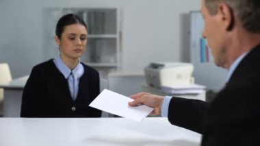 Kadın zarfı veren işadamı, rüşvet konsepti, yasadışı iş anlaşması