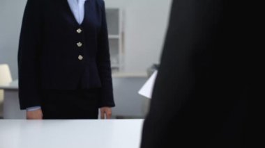 Şirket patronu kadın yönetici zarf, siyah maaş, yasadışı anlaşma kavramı veren