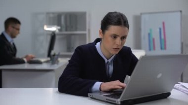 Tükenmiş kadın yönetici dizüstü bilgisayar kapanış, gergin çalışma programı, tükenmişlik