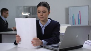 Kadın ofis yöneticisi işyerinde bel ağrısı hissi, sedanter yaşam tarzı