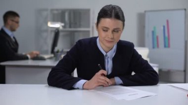 Belgeler üzerinde çalışan utangaç kadın yönetici, erkek meslektaşı, aşk hakkında rüya