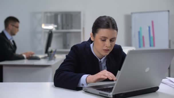 Jovem gerente mensagem de texto, envio de e-mail incorreto, erro de trabalho — Vídeo de Stock