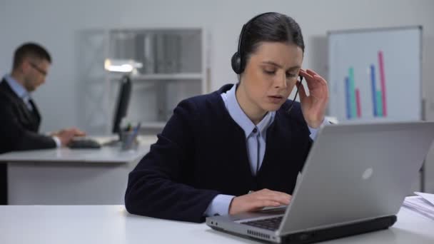 Gerente de centro de llamadas en los datos de comprobación de auriculares en el ordenador portátil, atención al cliente — Vídeo de stock