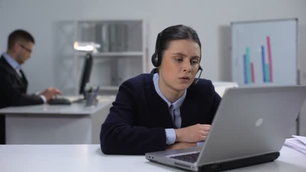 Uttråkad operatör i headset på arbetsplatsen väntar på kundsamtal, telemarketing — Stockvideo