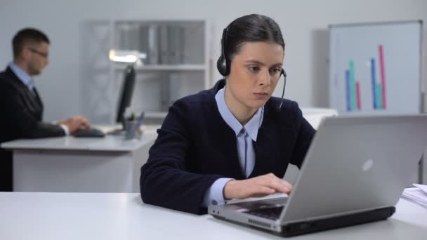 Nervoso gerente de chamadas feminino decolando fone de ouvido e fechando laptop, dia difícil — Vídeo de Stock