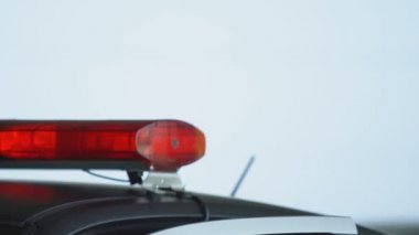 Güneş gözlüğü takan polis memuru arabadan iniyor, sokaklarda güvenliği sağlıyor