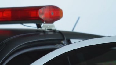 Üniformalı polis memuru destek istiyor, olay yerinde çalışıyor, yakın çekim