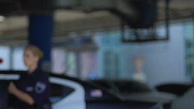 Sorumlu polis kadın araba bırakarak, devriye ilçe, iş günü başında