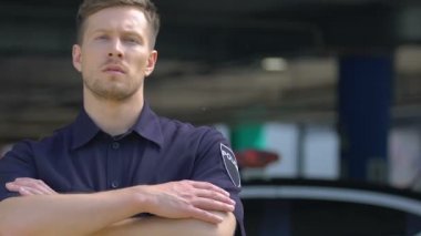Şehirde kamu güvenliği ve emniyeti sağlayan kendine güvenen polis portresi