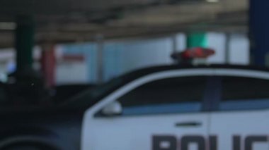 Neşeli polis arkadaşları tebrik ve arabaya yürüme, şehirde devriye başlatmak