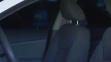 Devriye arabasına binen güneş gözlüğü takan polisler, olay yerine gitmeye hazır