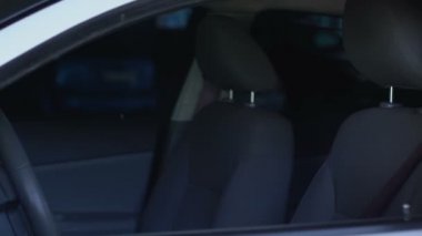 Polis takım arkadaşları arabaya biniyor, devriye gezdikten sonra yoruluyor, soruşturmada başarısız oluyorlar