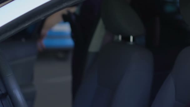 Policial chorando desesperadamente no carro sobre a primeira morte, parceiro de apoio — Vídeo de Stock
