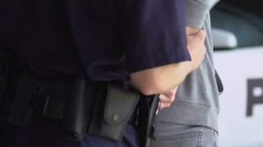 Polis memuru suçlugözaltına ve kelepçe, polis karakoluna gidiyor